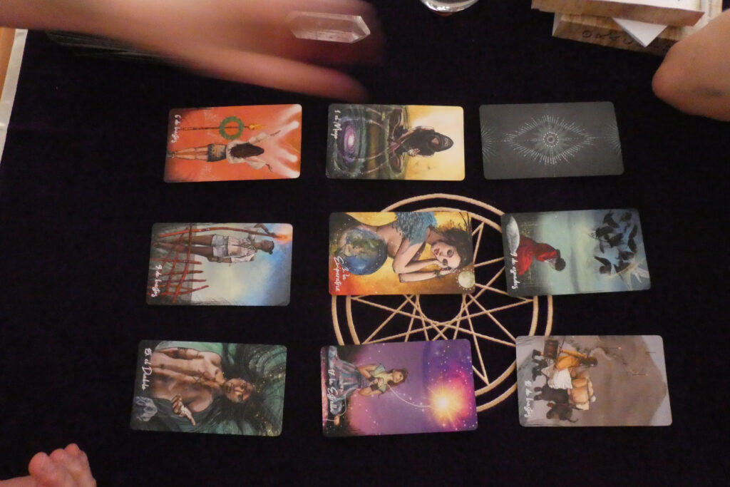 tarot-cartas-abiertas-sobre-mesa