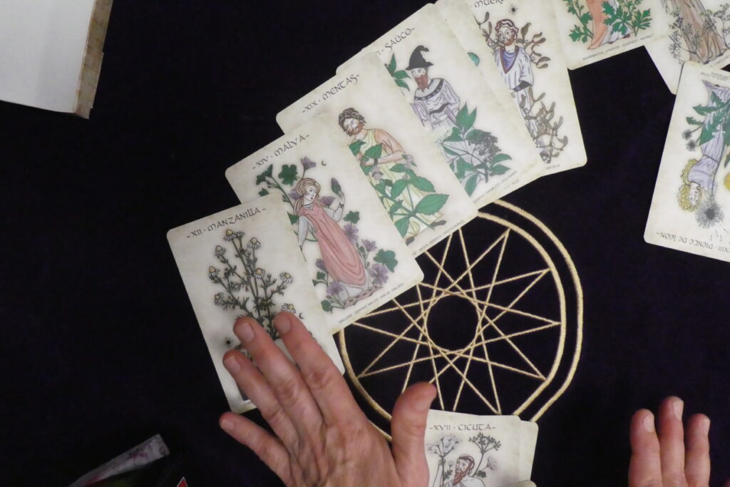 tarot-cartas-sobre-mesa